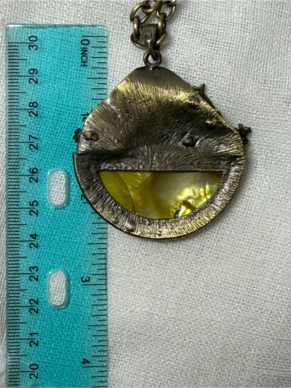 Vintage Brass Mother of Pearl Round Pendant Necklace Green Rhinestone Boho MOP - Picture 7 of 8